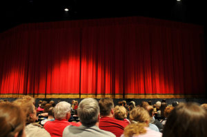 Publikum sitzt im Theater