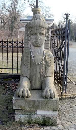 Sandstein-Sphinx am Schloss Steinhöfel