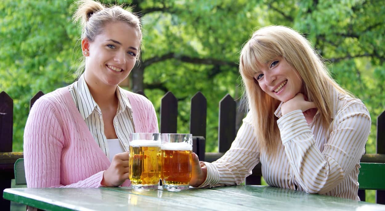 Frauen trinken Bier im Biergarten Schleusenkrug