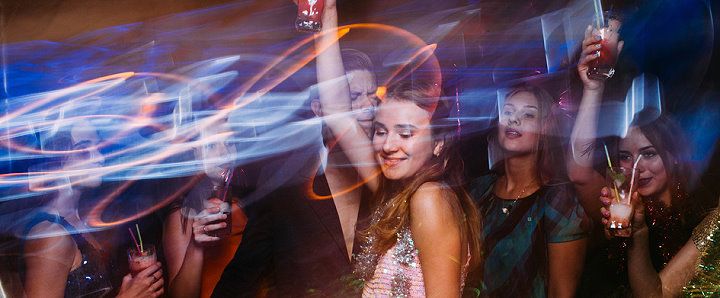 Junge Leute tanzen in einem Berliner Club