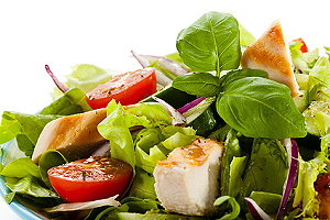 Ein Teller Salat mit Hühnchenstreifen