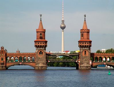 Fernsehturm und Oberbaumbrücke in Berlin