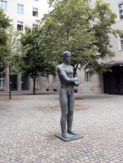 Bronzefigur Junger Mann mit gebundenen Händen