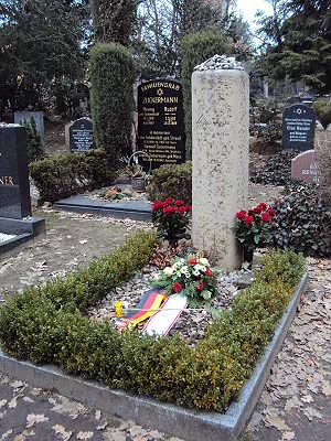 Grab von Stefan Heym auf dem Jüdischen Friedhof in Berlin-Weißensee