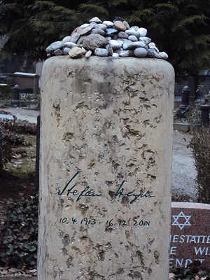 Steine auf dem Grabmal von Stefan Heym