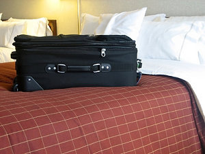 Ein Koffer auf einem Hotelbett