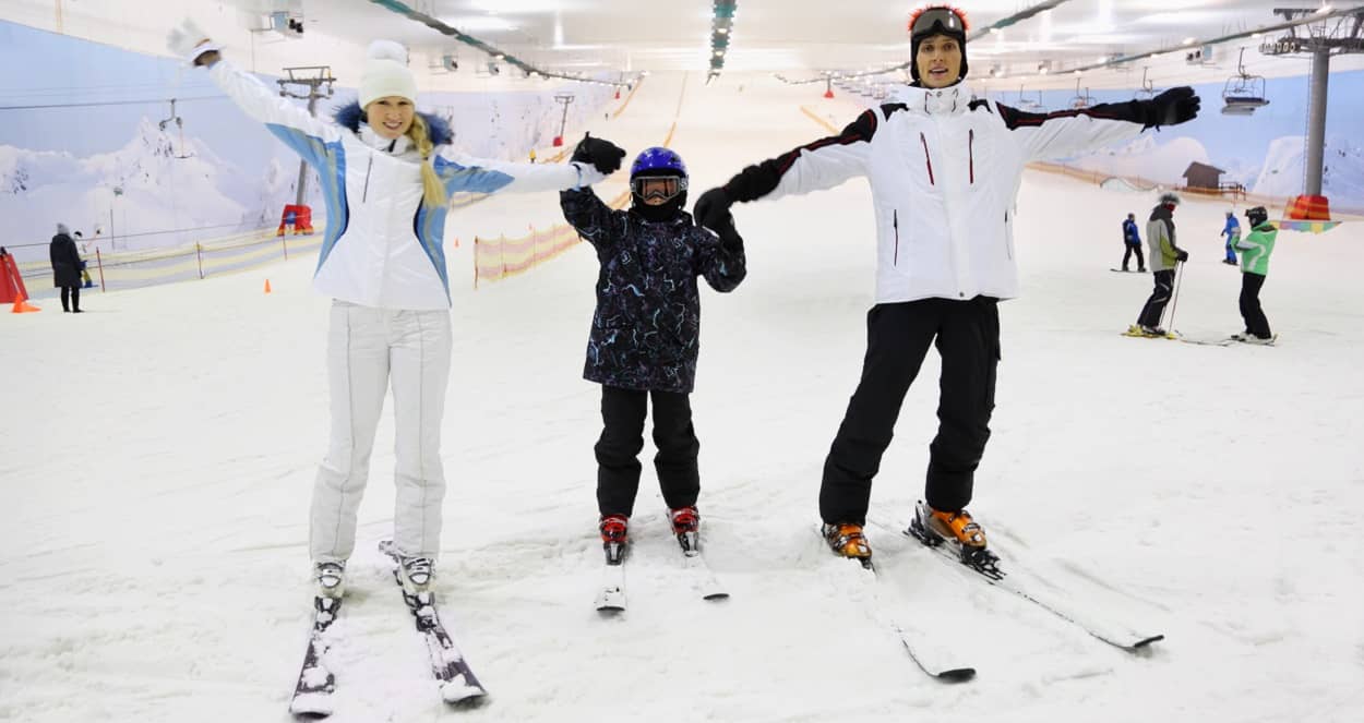 Familie hat Spaß in der Snowtropolis Skihalle