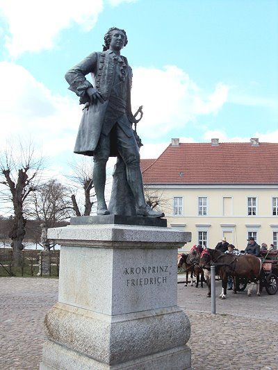 Bronzeskulptur Kronprinz Friedrich im Schlosspark Rheinsberg