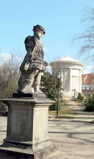 Friedrichs Musentempel und Sandsteinfigur eines russischen Bojarenfürsten