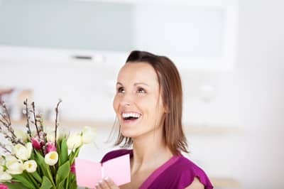 Frau freut sich über einen Blumenstrauß