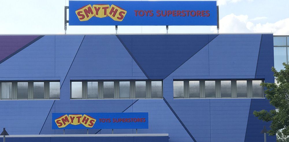Logo an einer Smyths Toys Filiale in Berlin