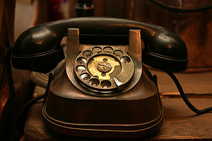 Altes Telefon in einem Antiquitätenladen in Berlin