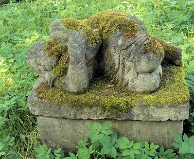 Skulptur Die Schlafende im Arboretum