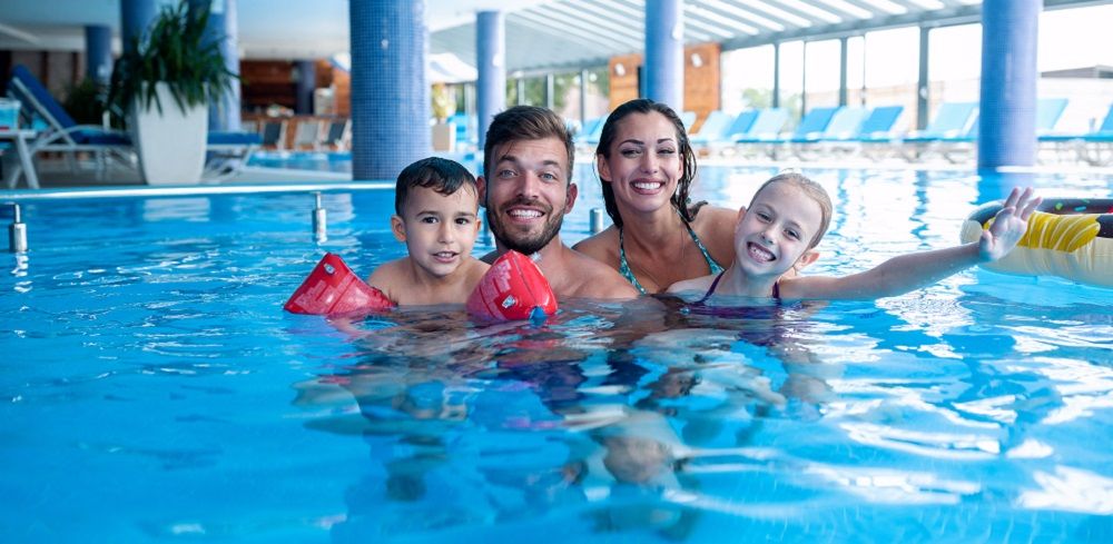 Familie hat Spaß in einer Berliner Schwimmhalle
