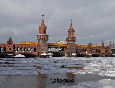 Oberbaumbrücke in Berlin im Winter