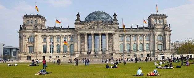 Berliner verbringen ihre Freizeit in Berlin vor dem Reichstag