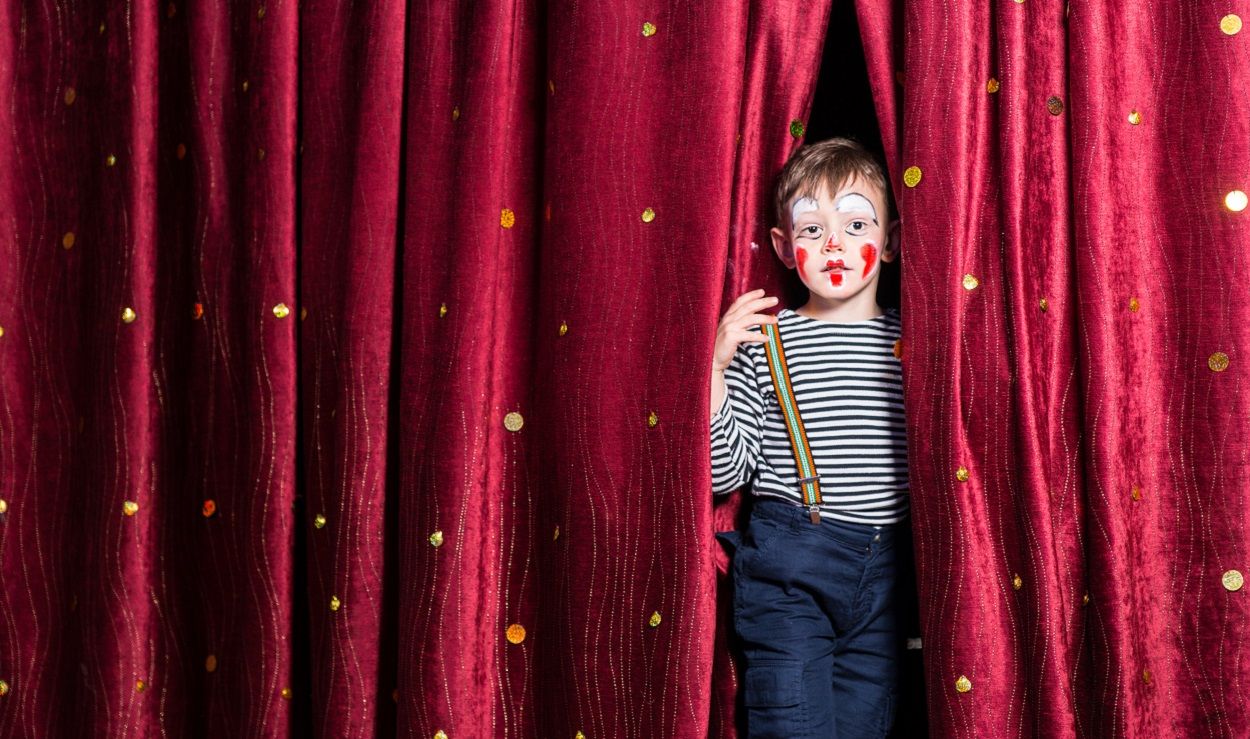 Junge in einem Kindertheater in Berlin