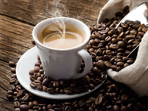 Kaffeebohnen und eine Tasse Kaffee