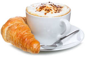 Tasse Kaffee und ein Croissant