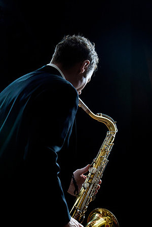 Saxophonist beim Auftritt