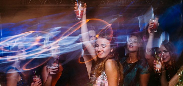 Junge Leute tanzen in einer Berliner Diskothek