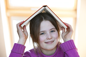 Mädchen hat Spaß am Lesen