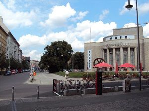 Rosa-Luxemburg-Platz mit der Volksbühne