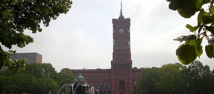 Rotes Rathaus in Berlin mit Neptunbrunnen