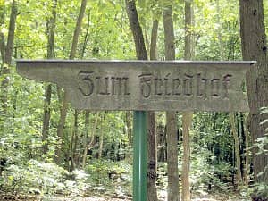 Schild zum Friedhof Grunewald (Forst)