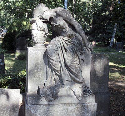 Grabmal in der Nähe des Frauenfriedhof Berlin