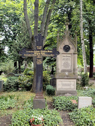 Grabmale Bach und Lortzing auf dem Komponisten-Friedhof Berlin