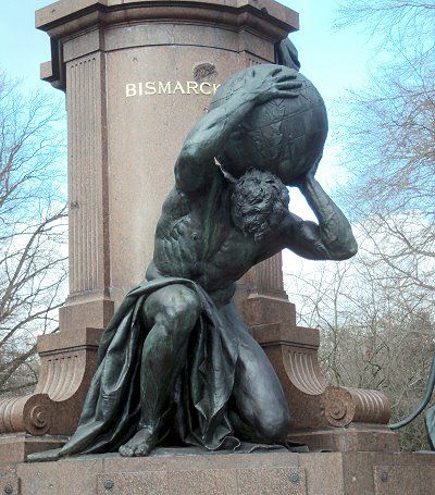 Atlasfigur am Bismarck Denkmal in Berlin