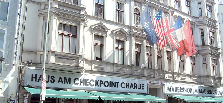 Blick auf das Haus am Checkpoint Charlie