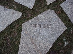 Fußplatten am Denkmal für die ermordeten Sinti und Roma Europas