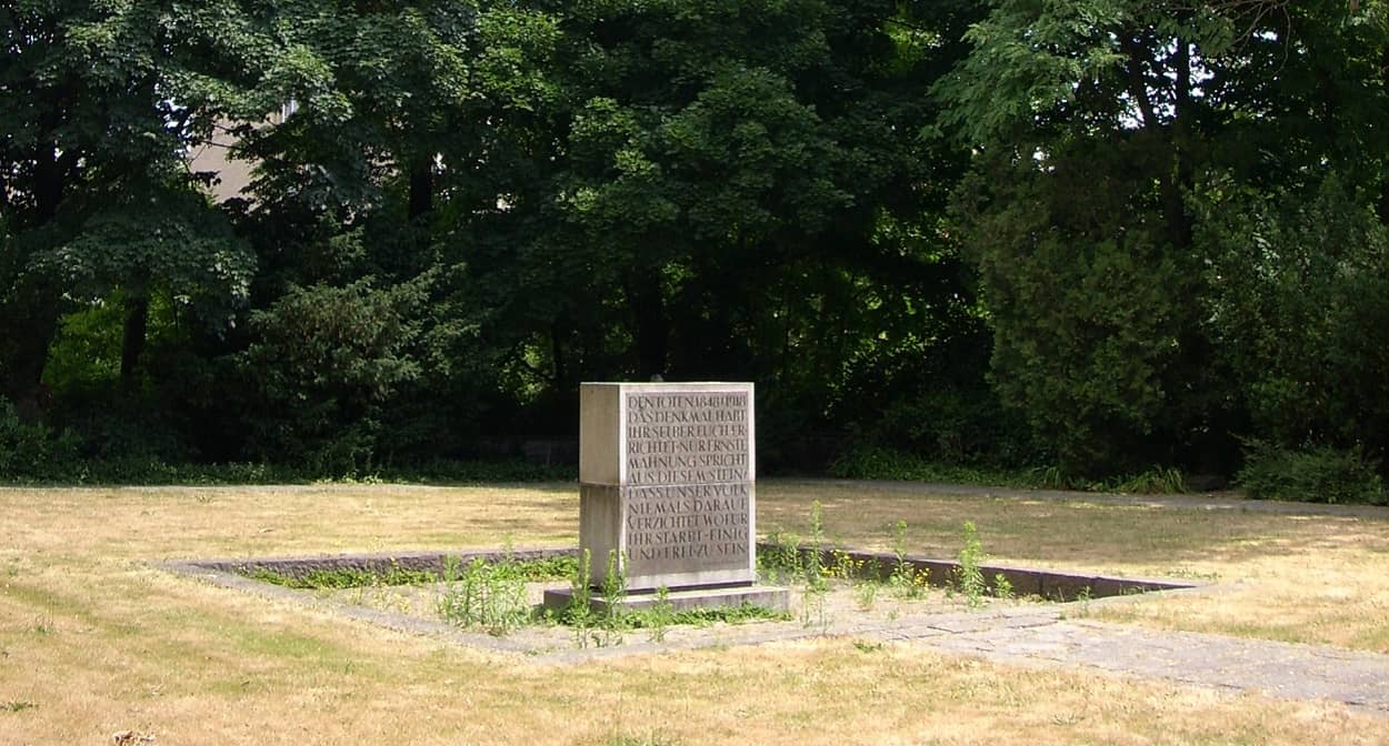 Ein Grab auf dem Friedhof in Friedrichshain