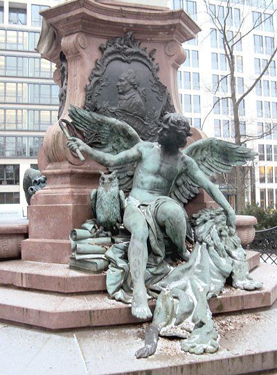 Figur Allegorie der Kritik am Lessing Denkmal