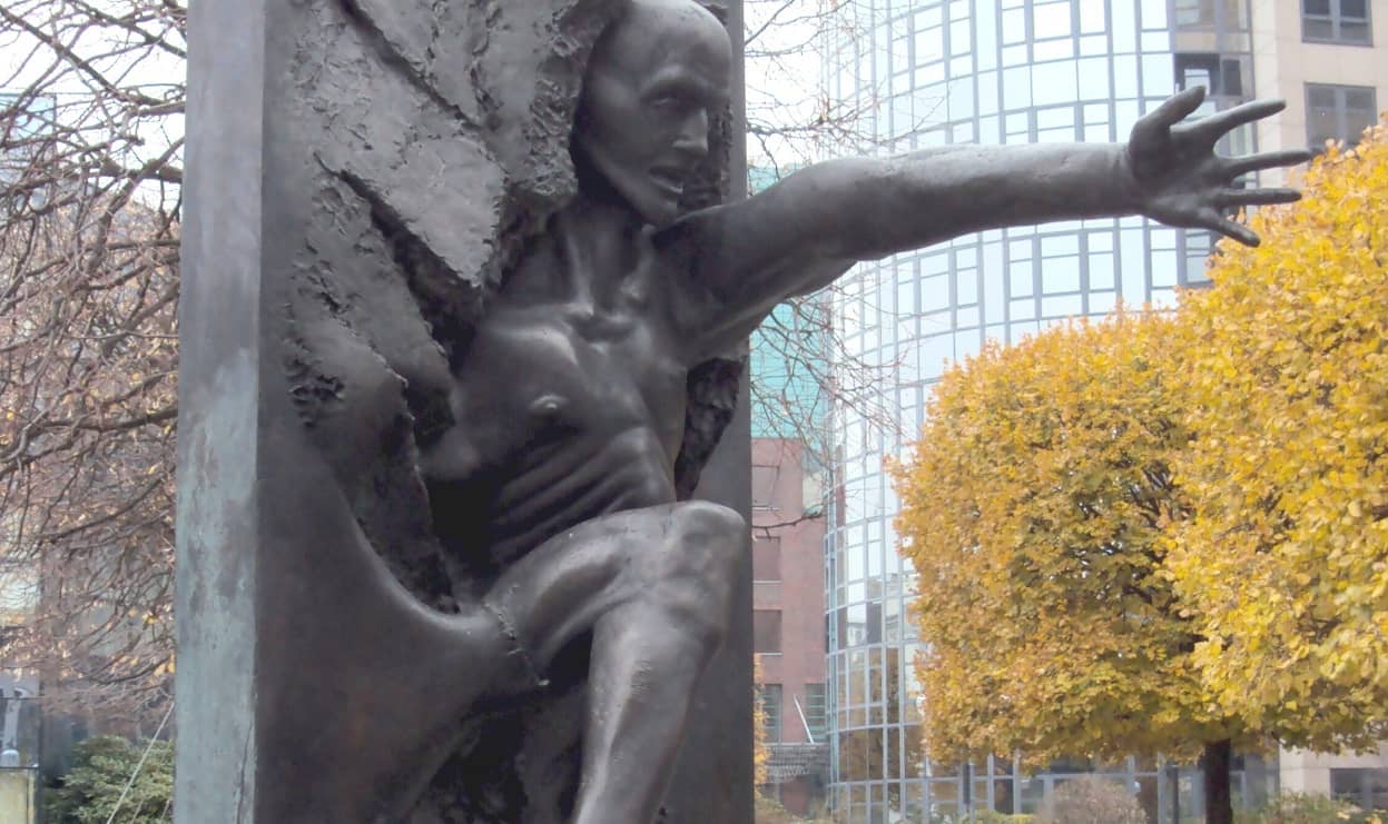 Bronze-Plastik Wir sind das Volk in der Straße der Erinnerung in Berlin