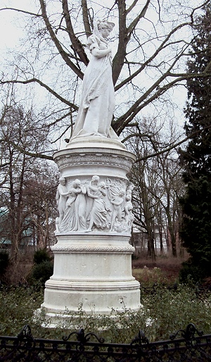 Statue Königin Luise im Tiergarten
