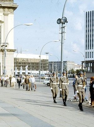 Vor der Neuen Wache Berlin zu DDR Zeiten