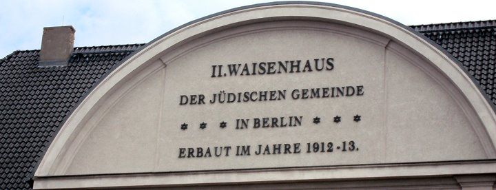Segmentgiebel des Jüdischen Waisenhaus Berlin
