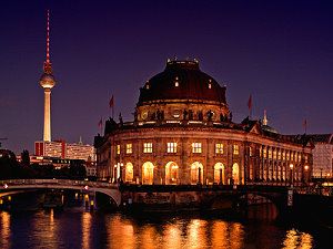 Blick auf die Museumsinsel in Berlin bei Nacht