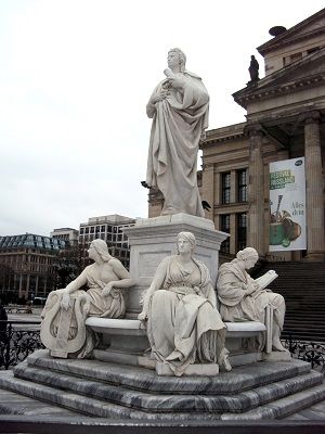 chiller-Denkmal vor dem Konzerthaus auf dem Gendarmenmarkt