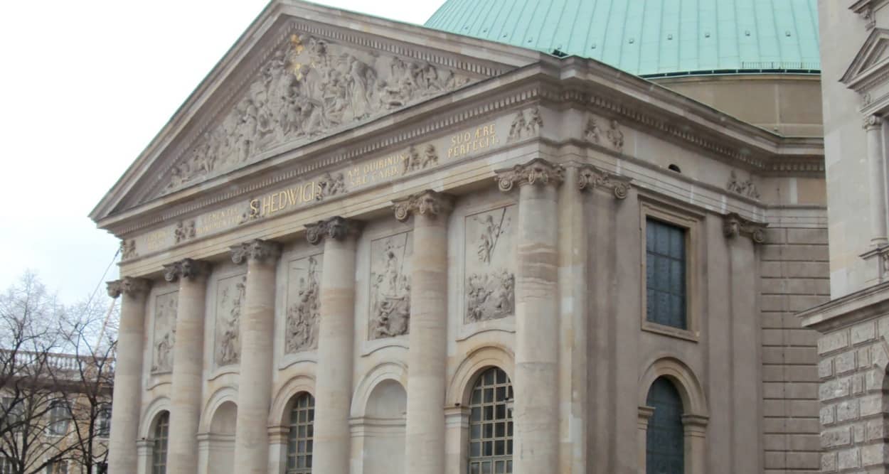 St. Hedwigs-Kathedrale am Südrand des Berliner Bebelplatzes
