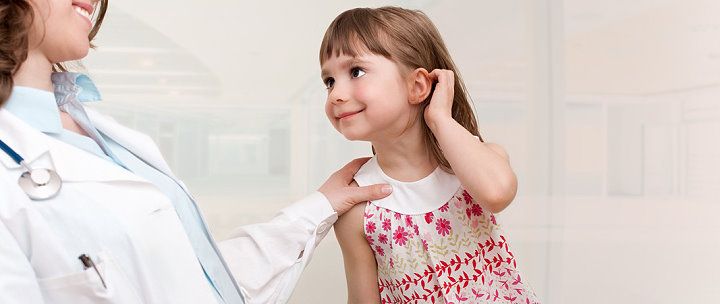 Kleines Mädchen beim Kinderarzt
