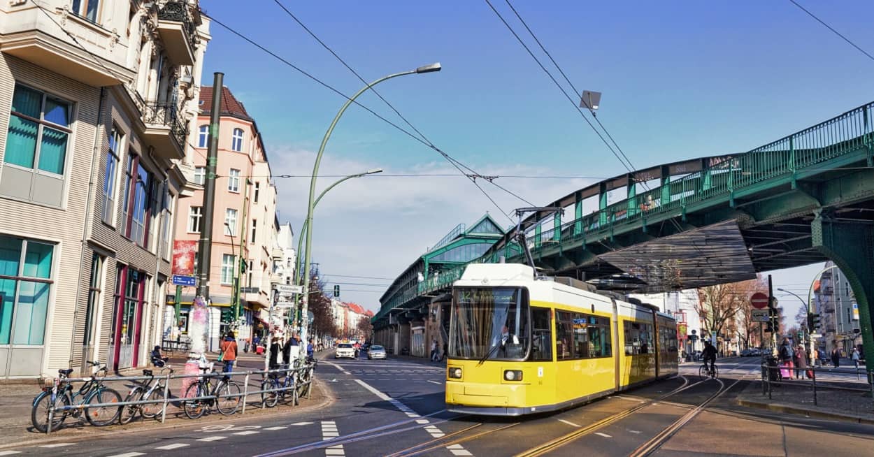 Tram der Berliner Verkehrsbetriebe auf der Schönhauser Allee