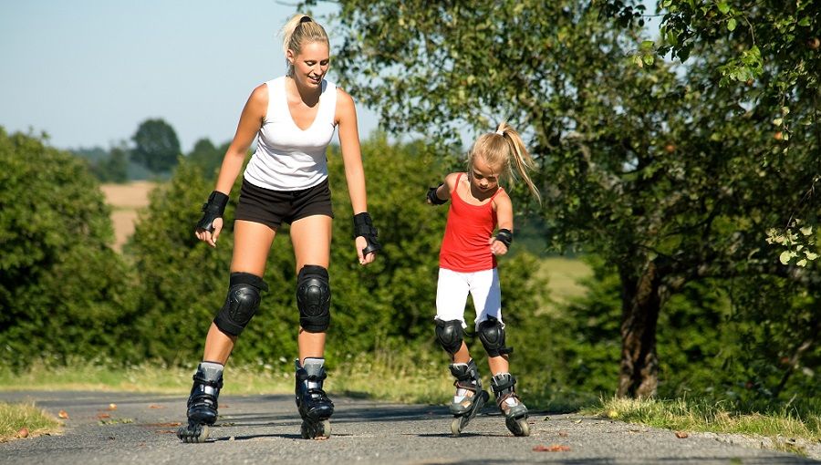 Mutter skatet mit Tochter in Berliner Skatepark